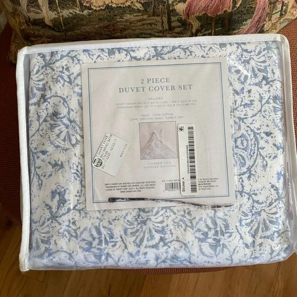 New in package Simply shabby Chic by Rachel Ashwell 2 piece duvet set Twin size